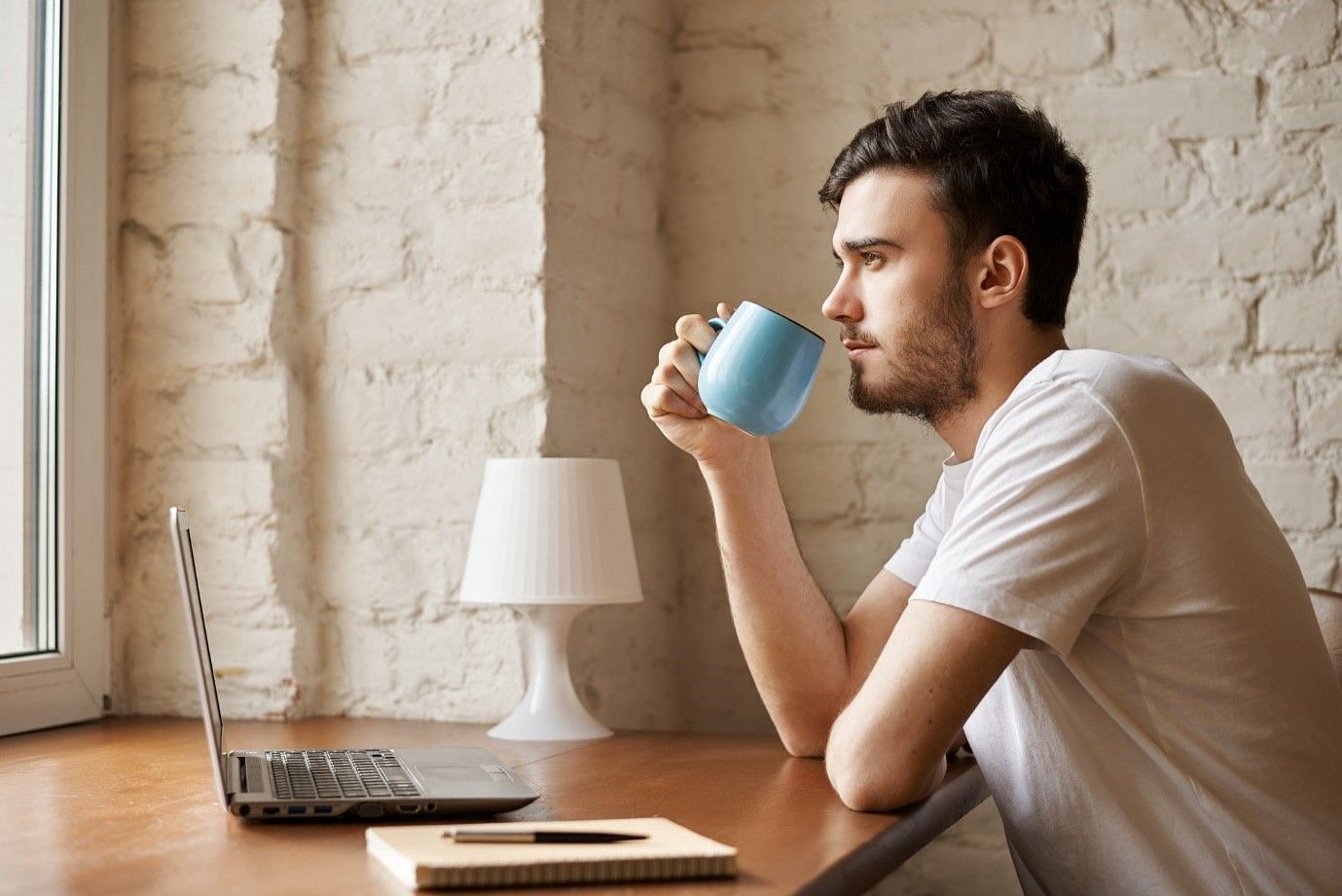 Coffee has more gut-stimulating effects during the morning. (Image by Karlyukav on Freepik)